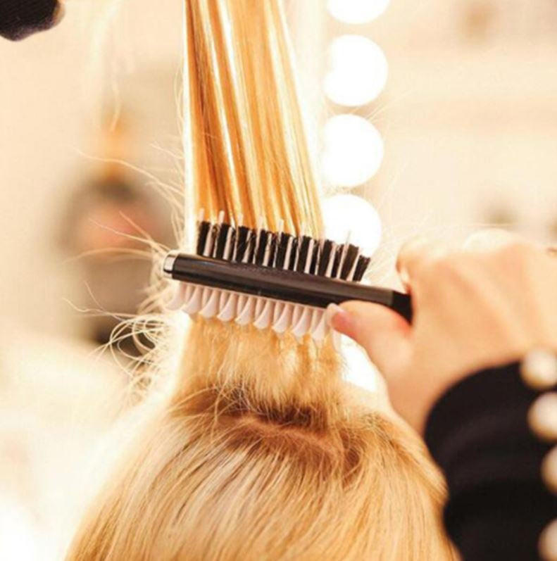 Haarbürste mit Borsten – weit auseinanderstehende Borsten für mehr Volumen