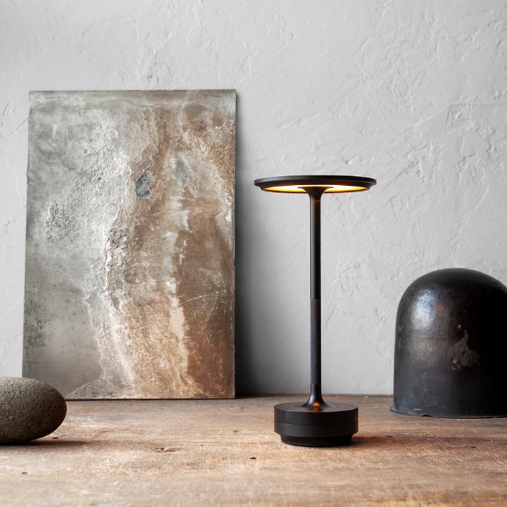 Přenosná bezdrátová stolní lampa - dotykový senzor, nastavitelná intenzita světla