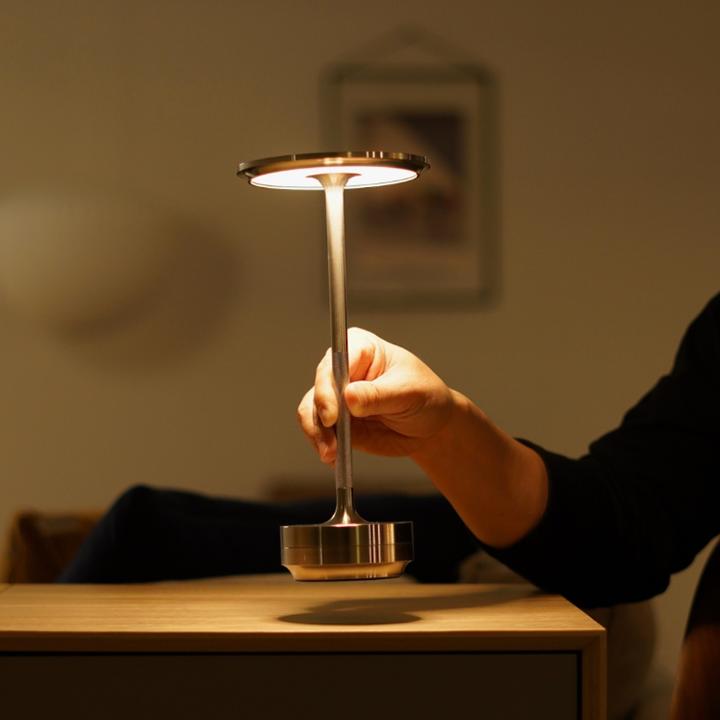 Přenosná bezdrátová stolní lampa - dotykový senzor, nastavitelná intenzita světla