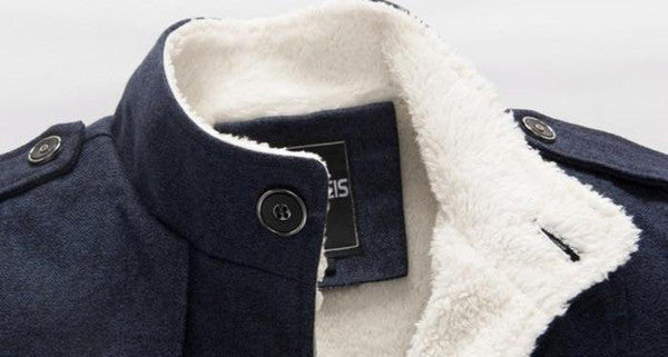 Klassisk ulltrenchcoat — langermet yttertøy med knapper