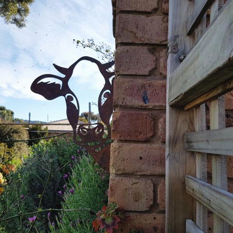 Statuie metalică pentru grădină — Ornament decorativ cu textură naturală