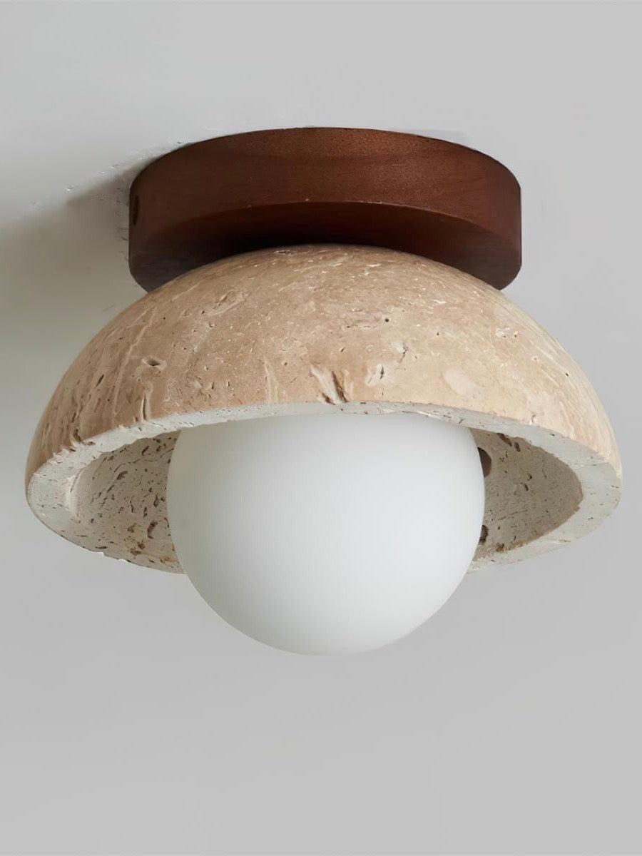 Kuppelformet loftslampe i travertin i wabi-sabi-stil til stuen | Souliia