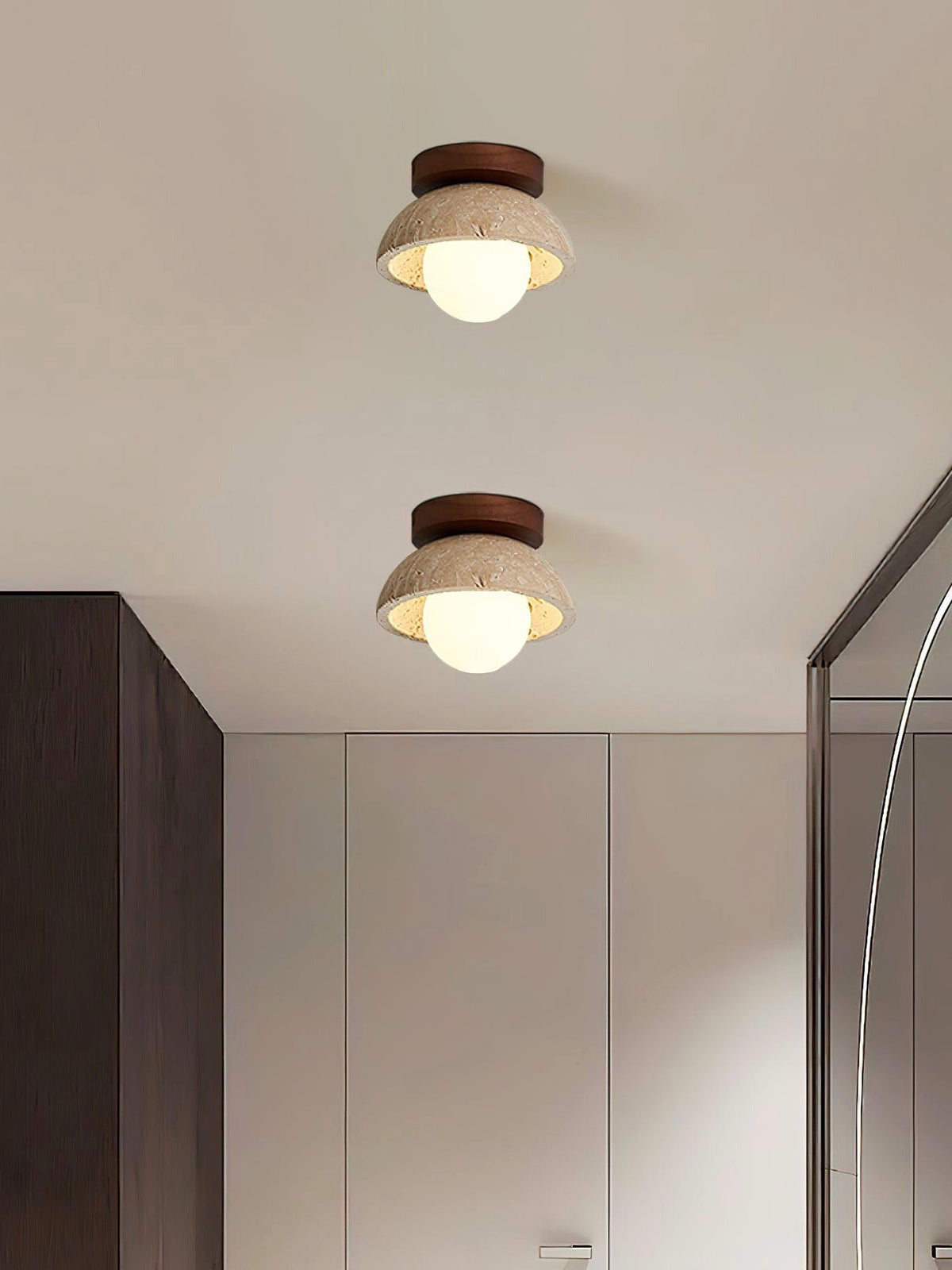 Kuppelformet loftslampe i travertin i wabi-sabi-stil til stuen | Souliia