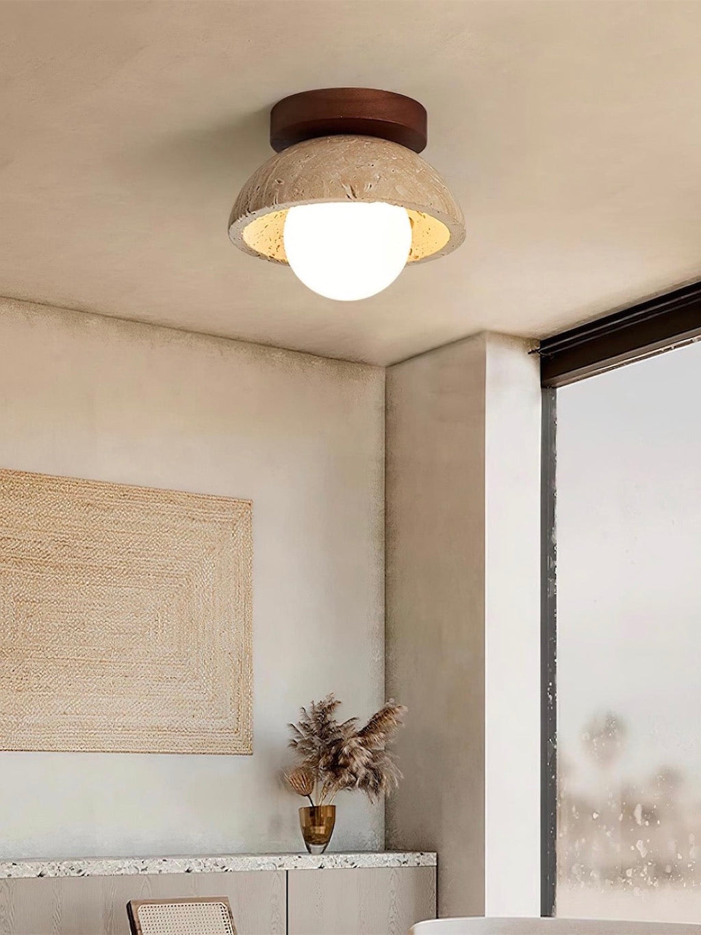 Kuppelformet loftslampe i travertin i wabi-sabi-stil til stuen | Souliia
