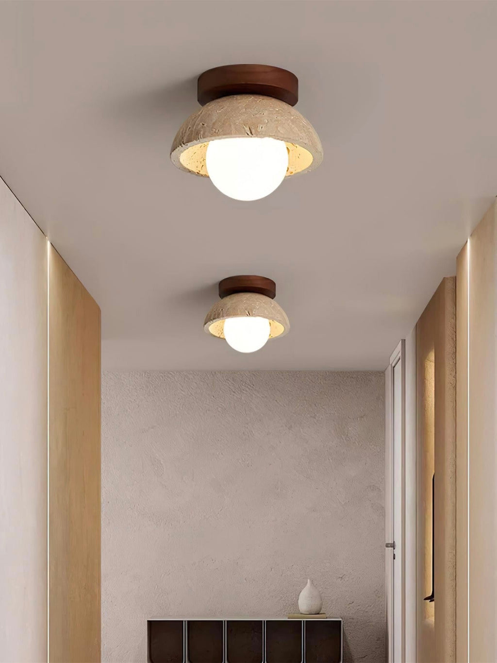 Kuppelformet loftslampe i travertin i wabi-sabi-stil til stuen | Souliia