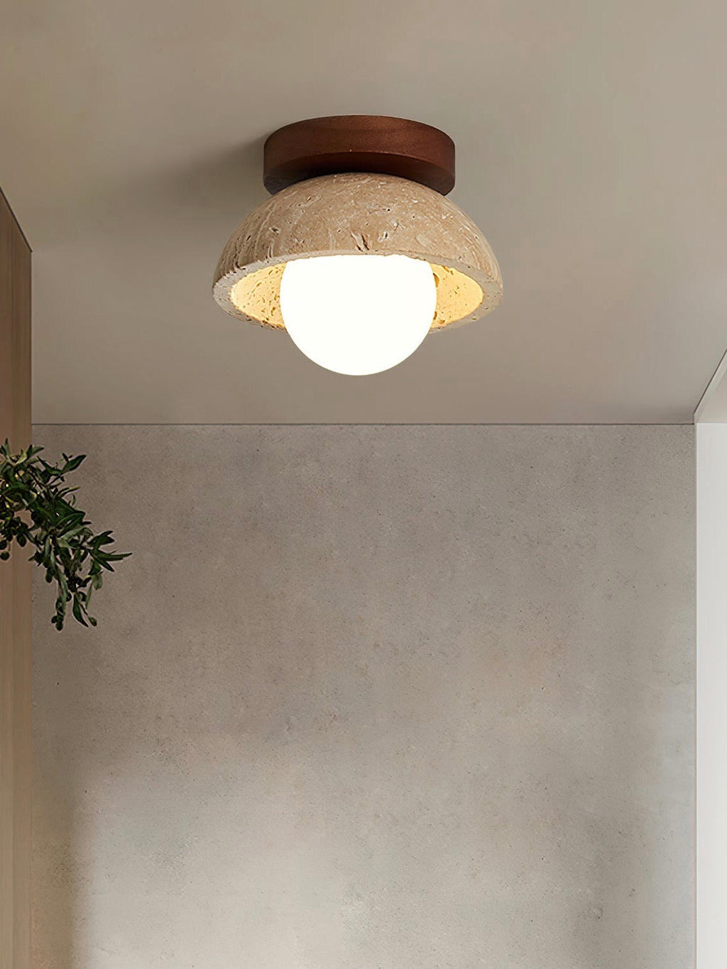 Kuppelformet loftslampe i travertin i wabi-sabi-stil til stuen | Souliia