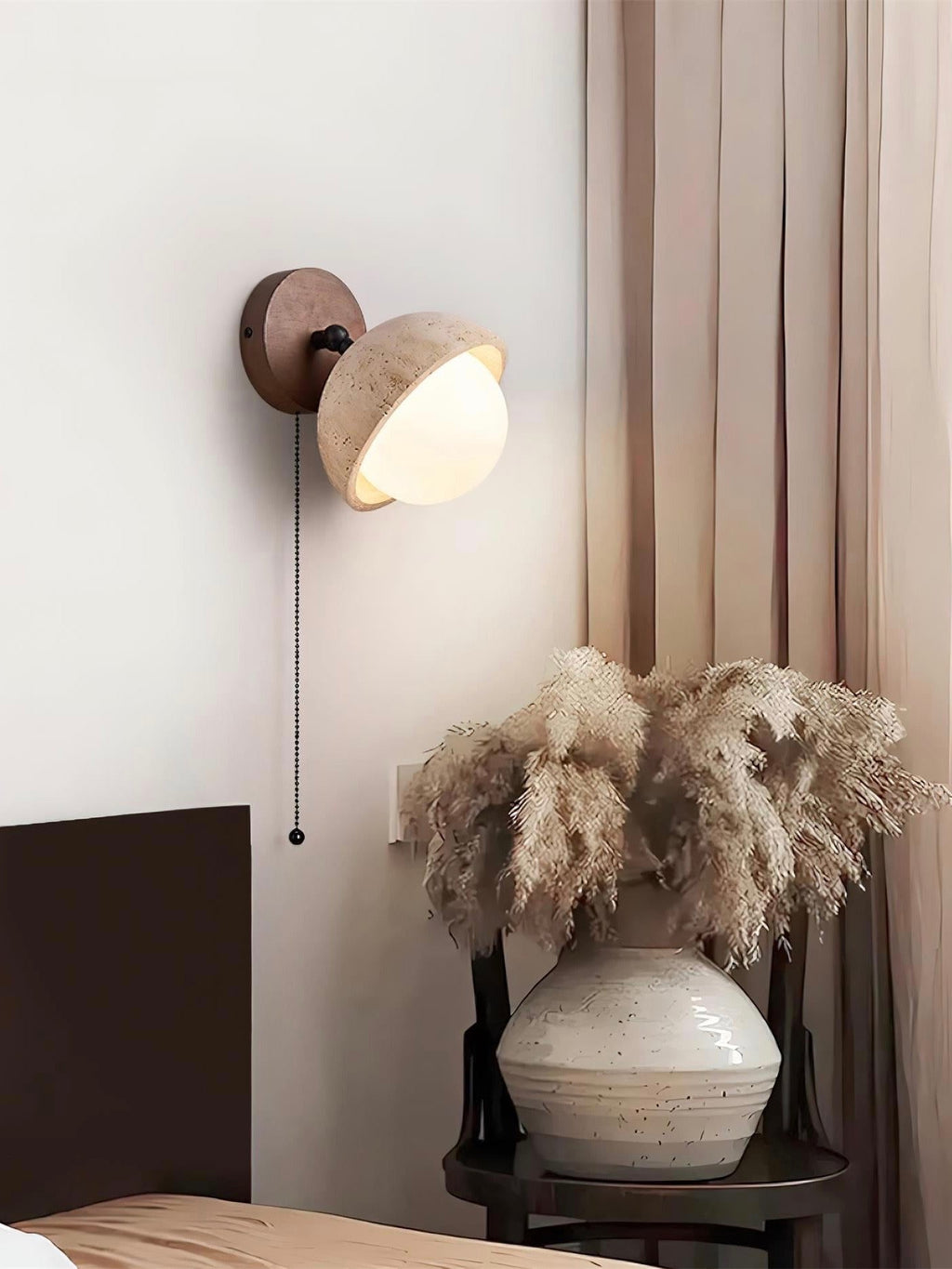 Halvkugleformet væglampe i travertin i wabi-sabi-stil | Souliia