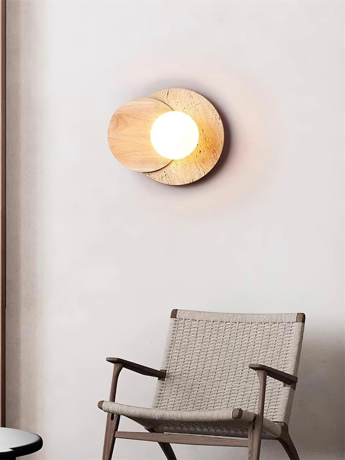 Rund væglampe i travertin og træ i wabi-sabi-stil | Souliia