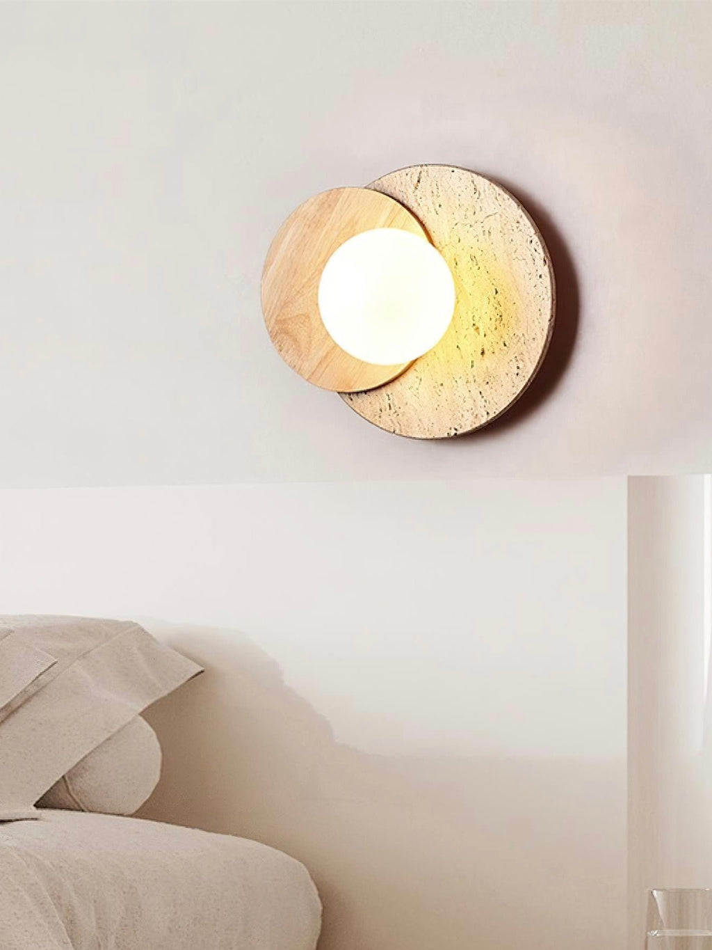 Rund væglampe i travertin og træ i wabi-sabi-stil | Souliia