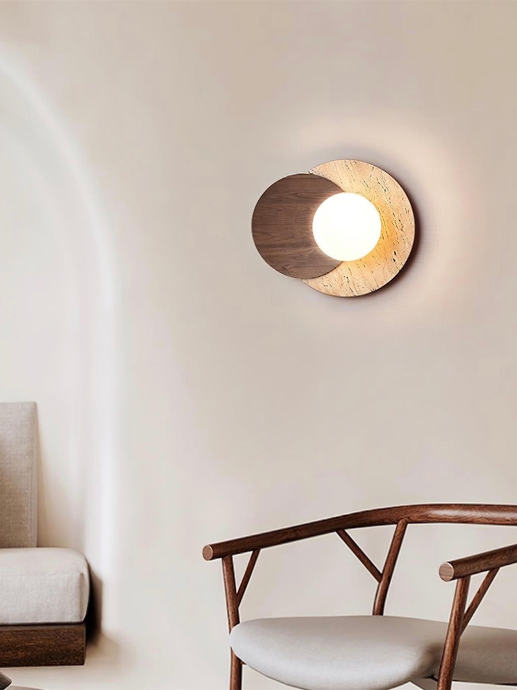 Rund væglampe i travertin og træ i wabi-sabi-stil | Souliia