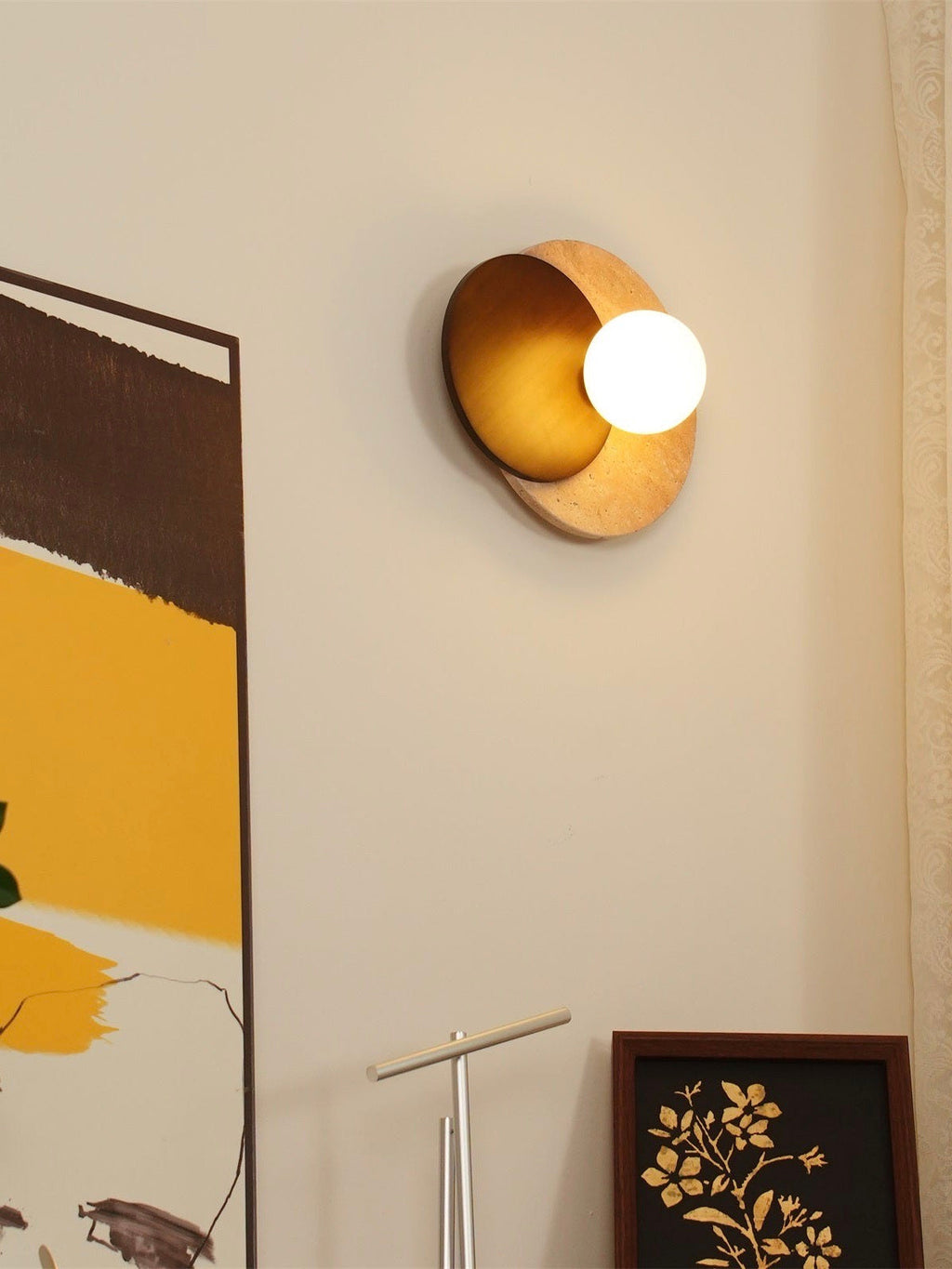 Rund væglampe i travertin og træ i wabi-sabi-stil | Souliia