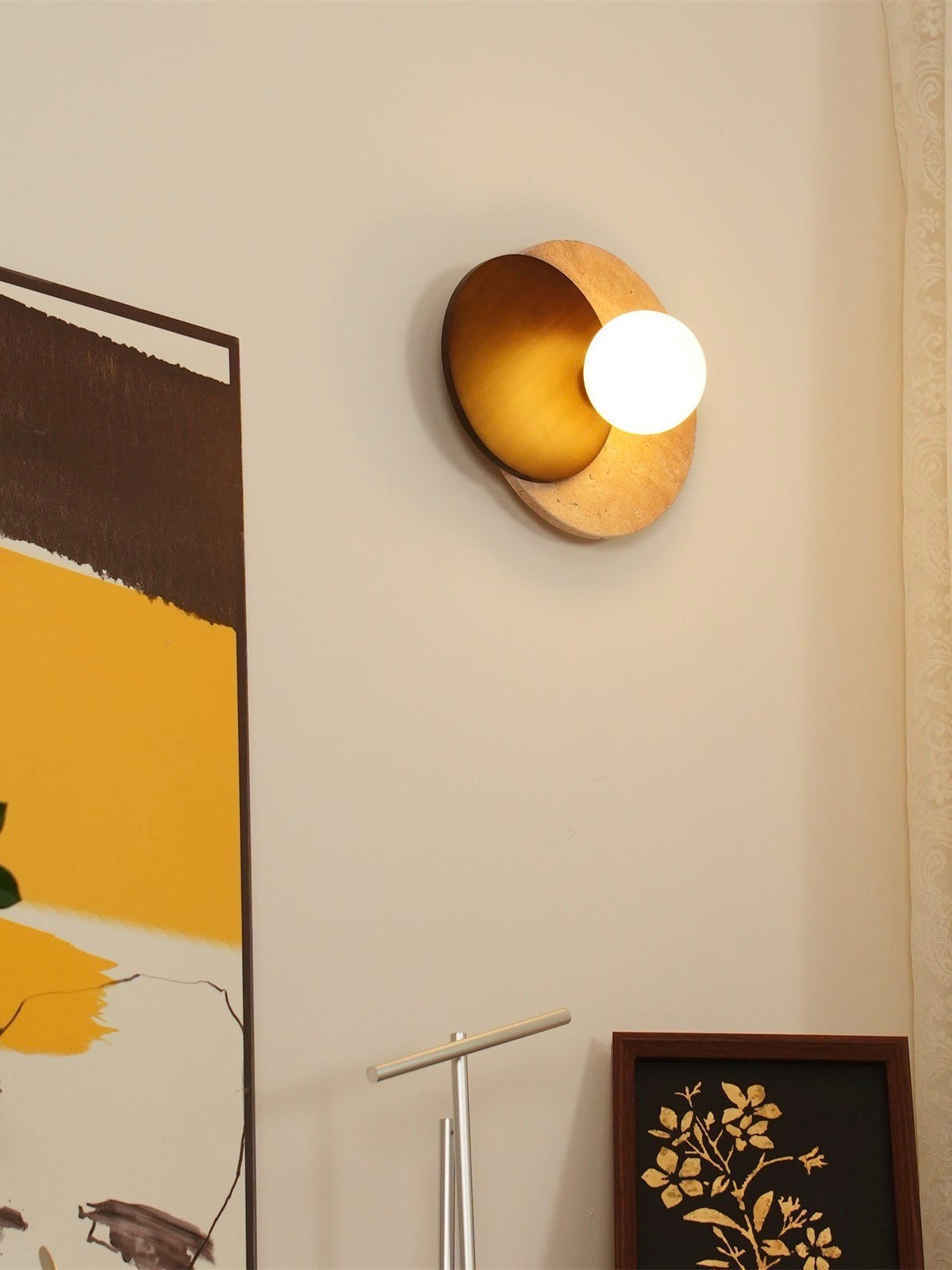 Rund væglampe i travertin og træ i wabi-sabi-stil | Souliia