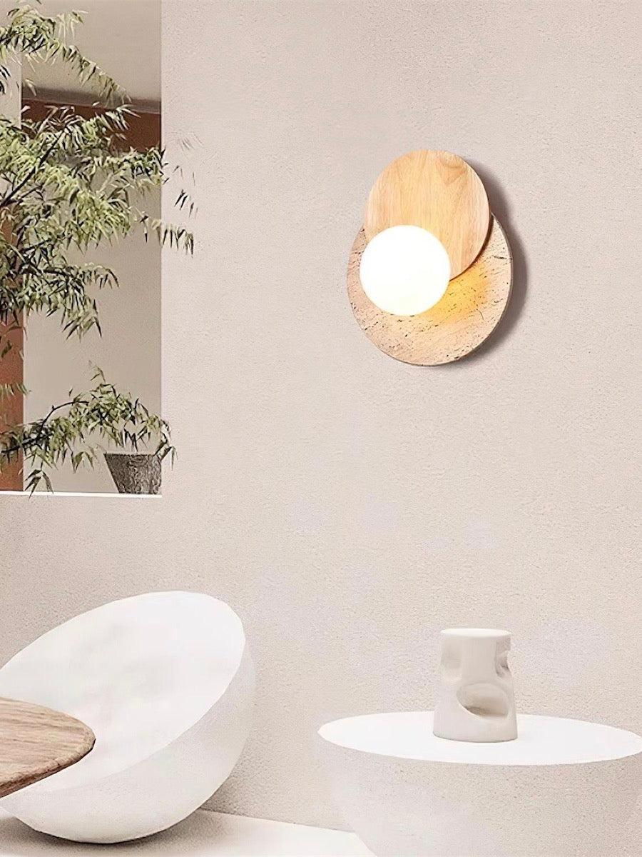 Rund væglampe i travertin og træ i wabi-sabi-stil | Souliia