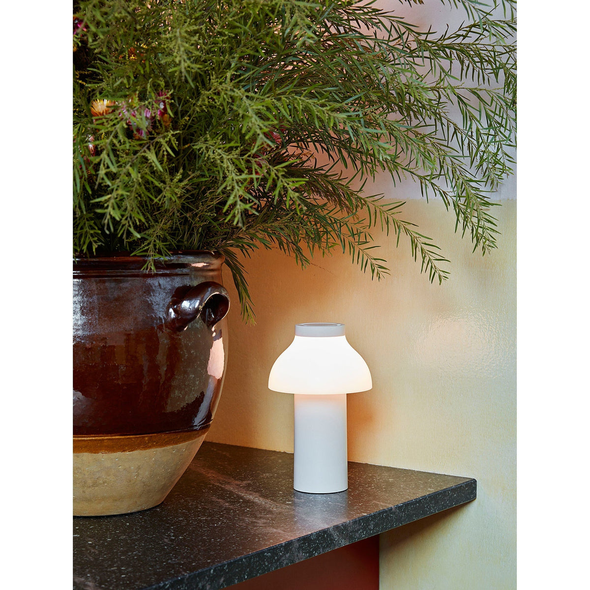 Moderní přenosná stolní lampa – minimalistické dobíjecí světlo pro použití v interiéru i exteriéru | Souliia