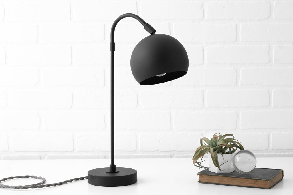 Ornato Luxe moderne dekorativ bordlampe – stilfuld belysning til hjemmet | Souliia