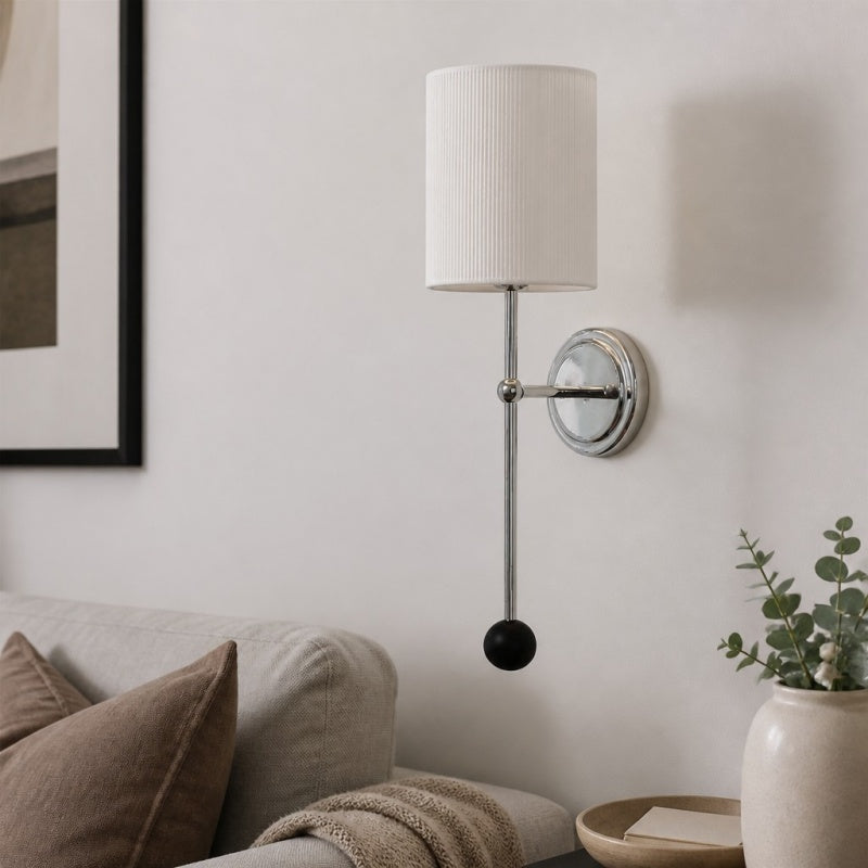 Solmire Plissierte Wandleuchte - Weißer Stoffschirm und Chrom-Metallrahmen für Schlafzimmer und Wohnzimmer | Souliia