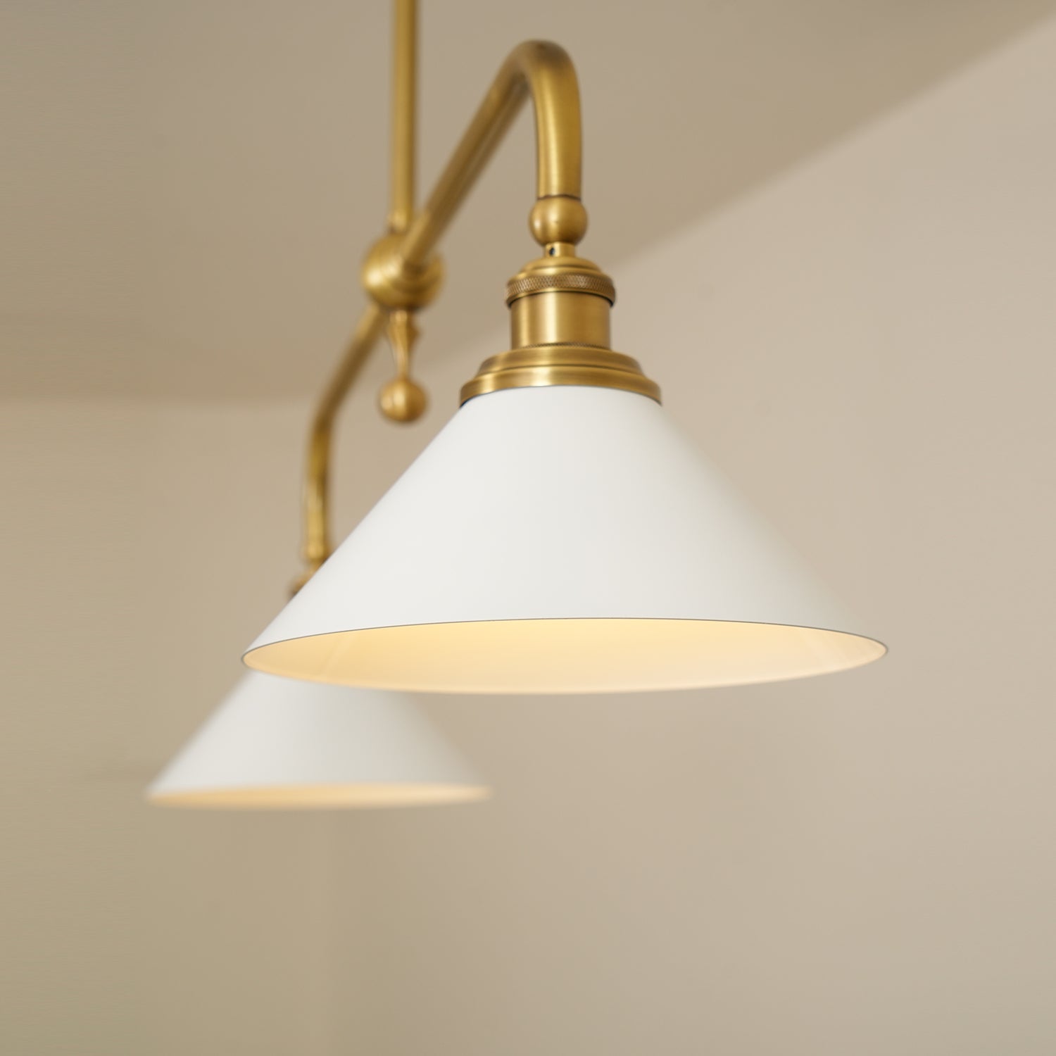 Lumos Pendelleuchte mit zwei Messingköpfen – moderne architektonische Beleuchtung für die Kücheninsel | Souliia