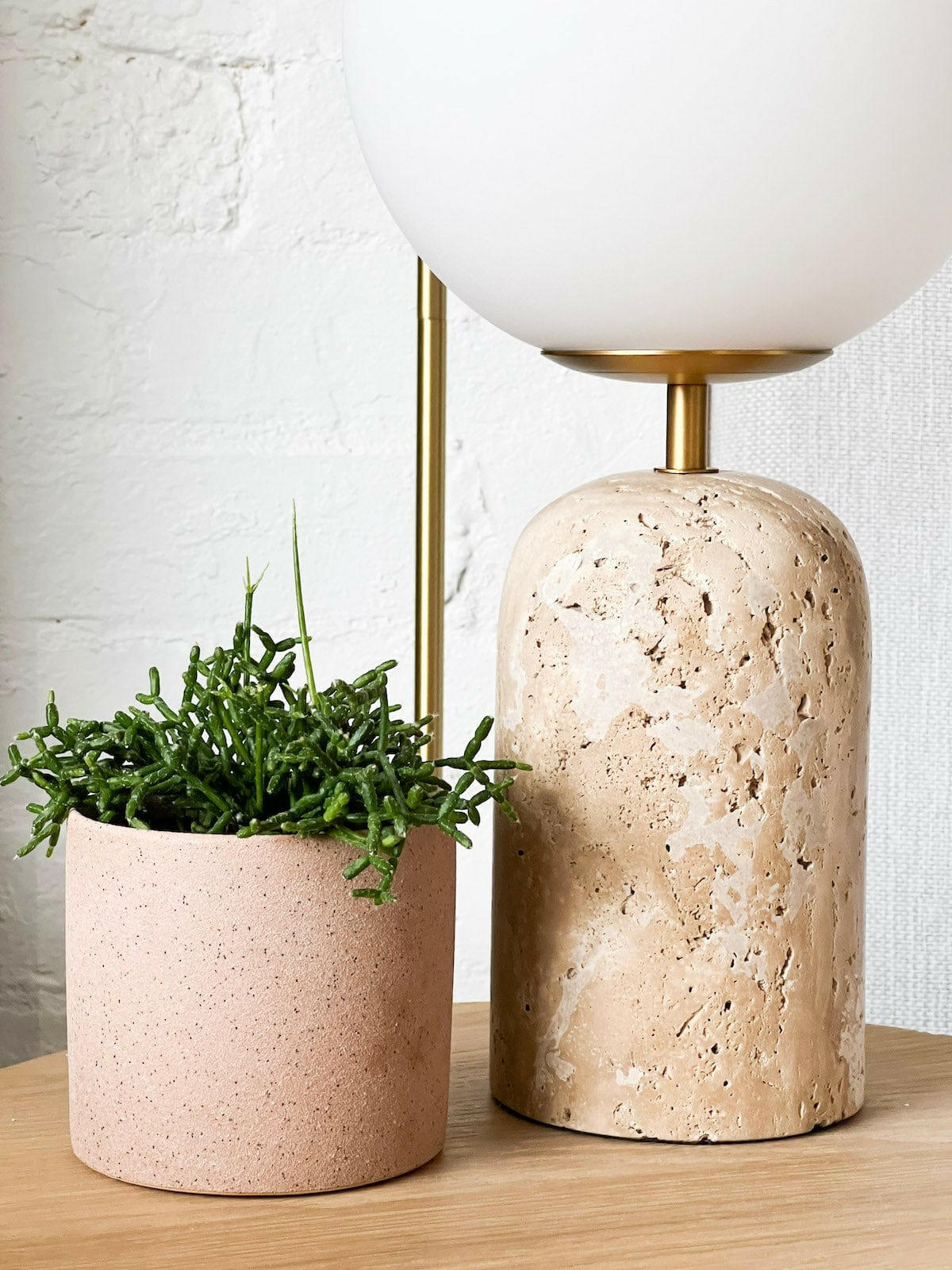 Moderne minimalistisk bordlampe med travertinfod og glaskugle M16 | Souliia