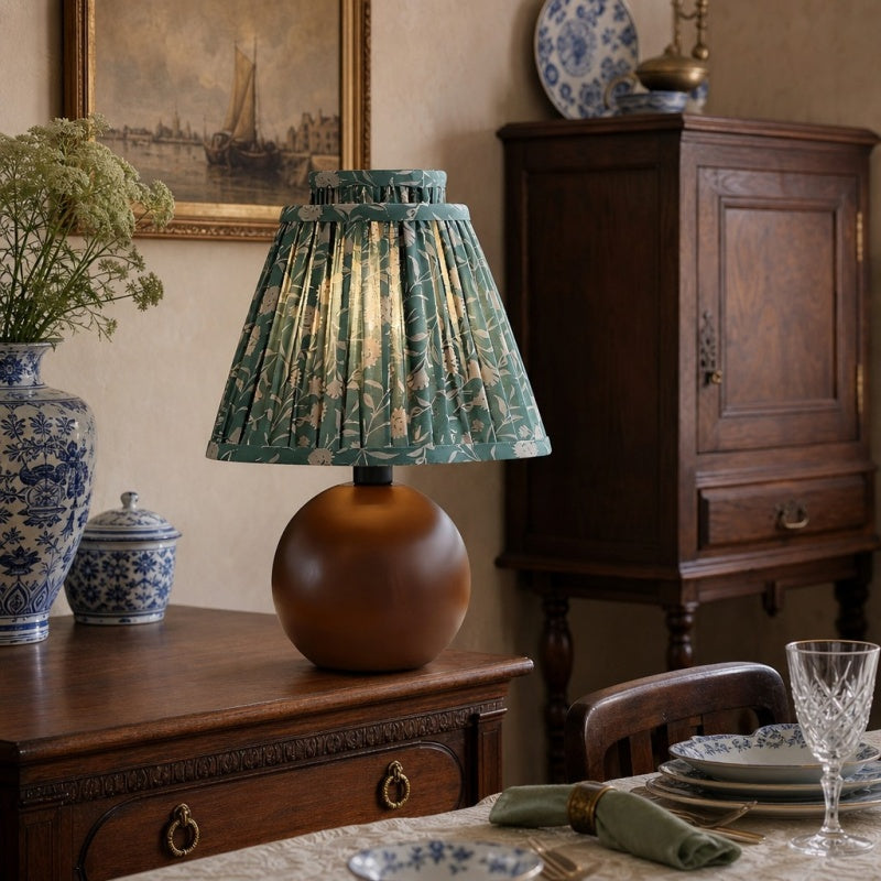 Solmire Blumen-Tischlampe - Plissierter Stoffschirm und Walnussholzfuß für Schlafzimmer und Leseecke | Souliia