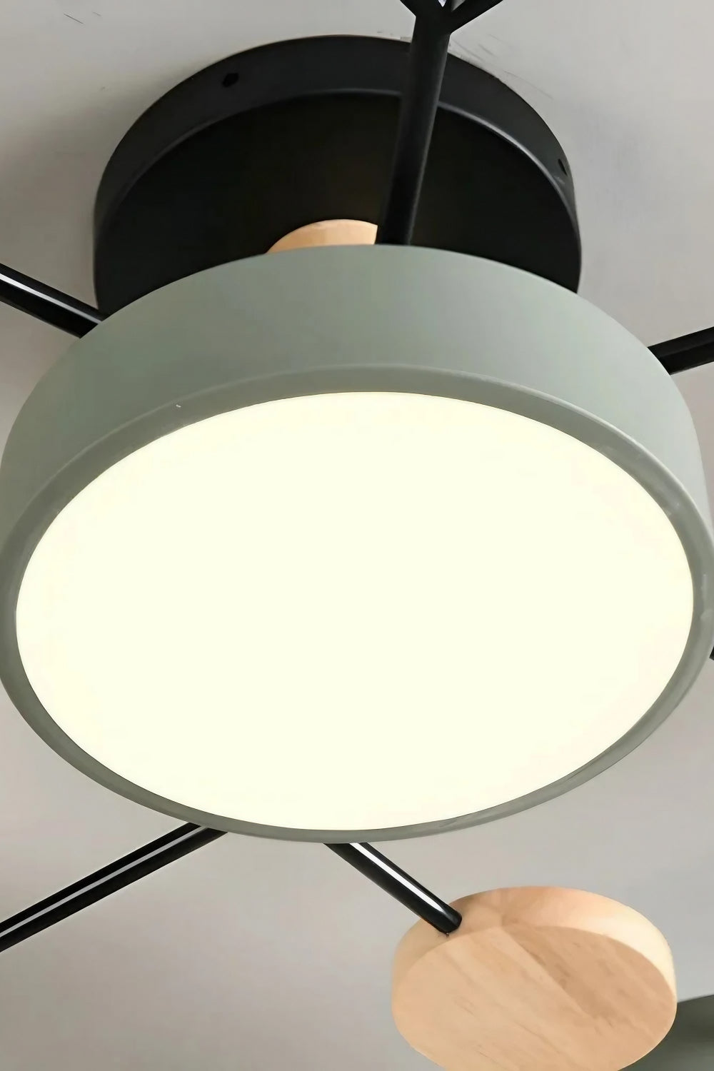 Loftlampe med flere hoveder, skiver og grene i Morandi-farver | Souliia