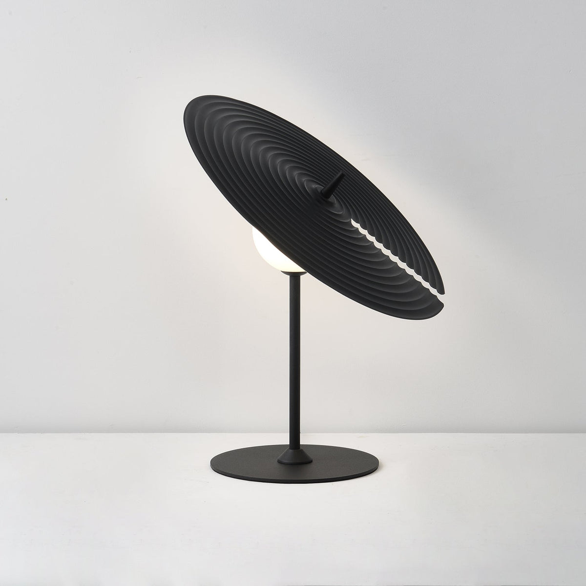 Moderne klassisk pladespiller-bordlampe M31 | Souliia