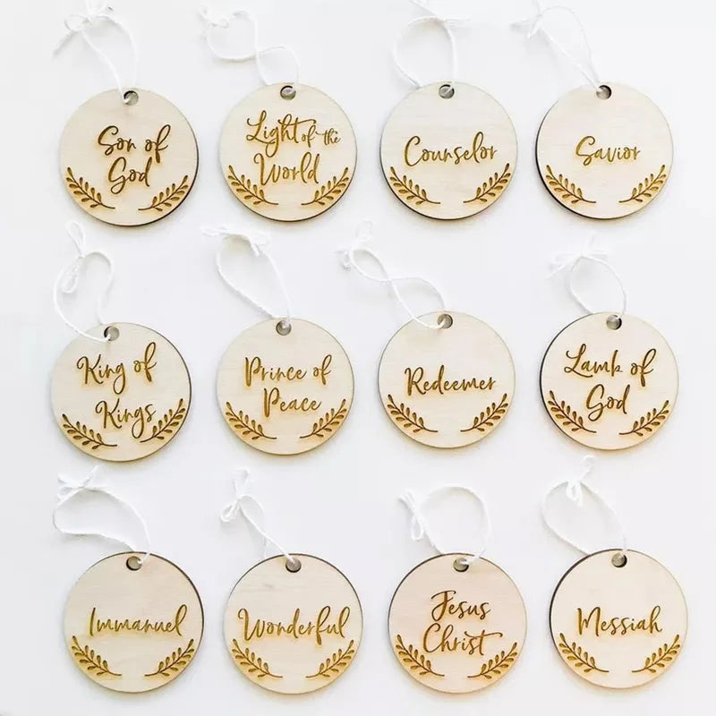 Decorațiuni de Advent cu Isus — ornamente de Crăciun suspendate cu nume biblice
