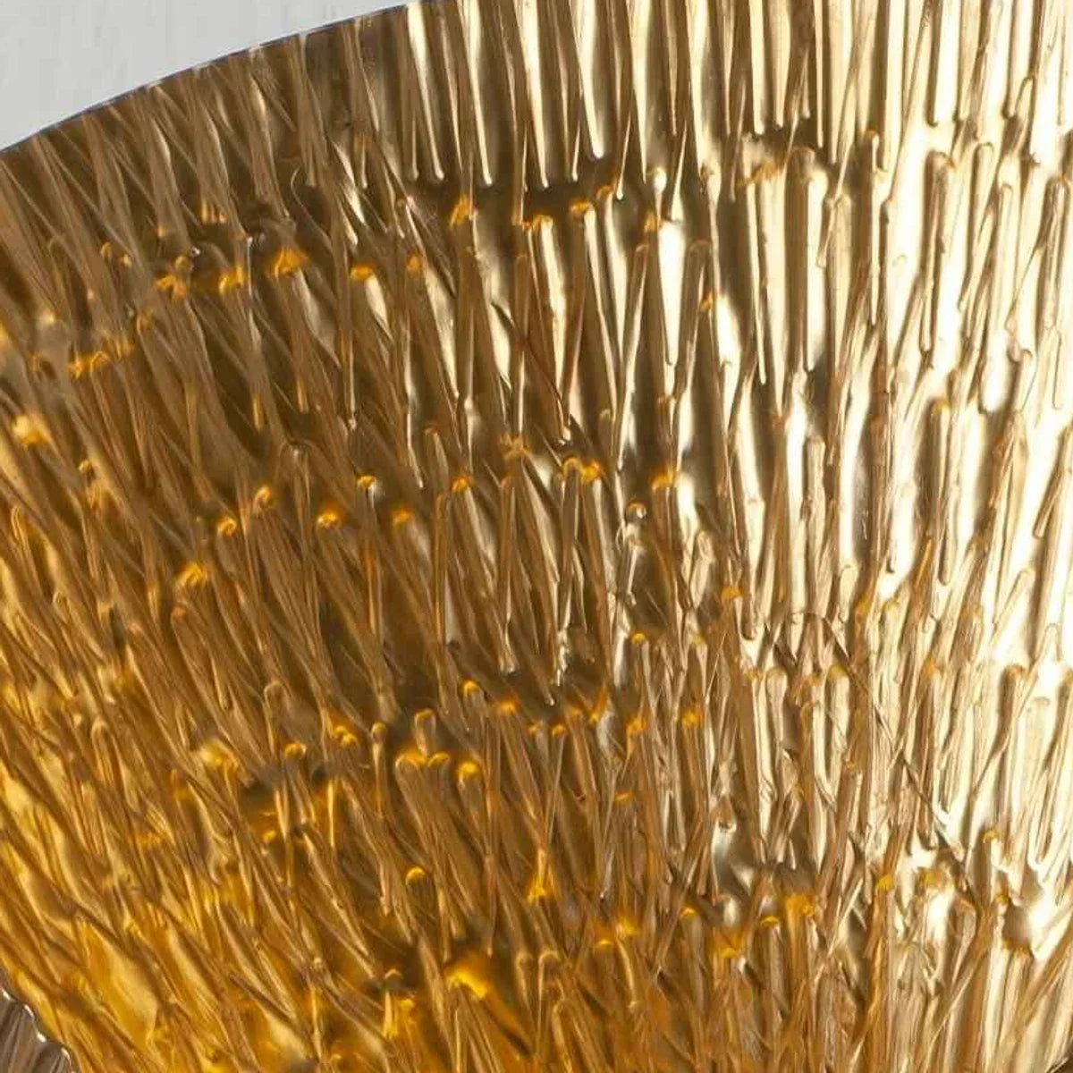 Strukturierte goldene Wandleuchte mit geschichtetem Metallschirm | Souliia