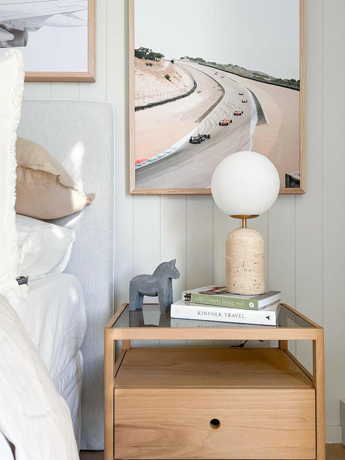 Moderne minimalistisk bordlampe med travertinfod og glaskugle M16 | Souliia