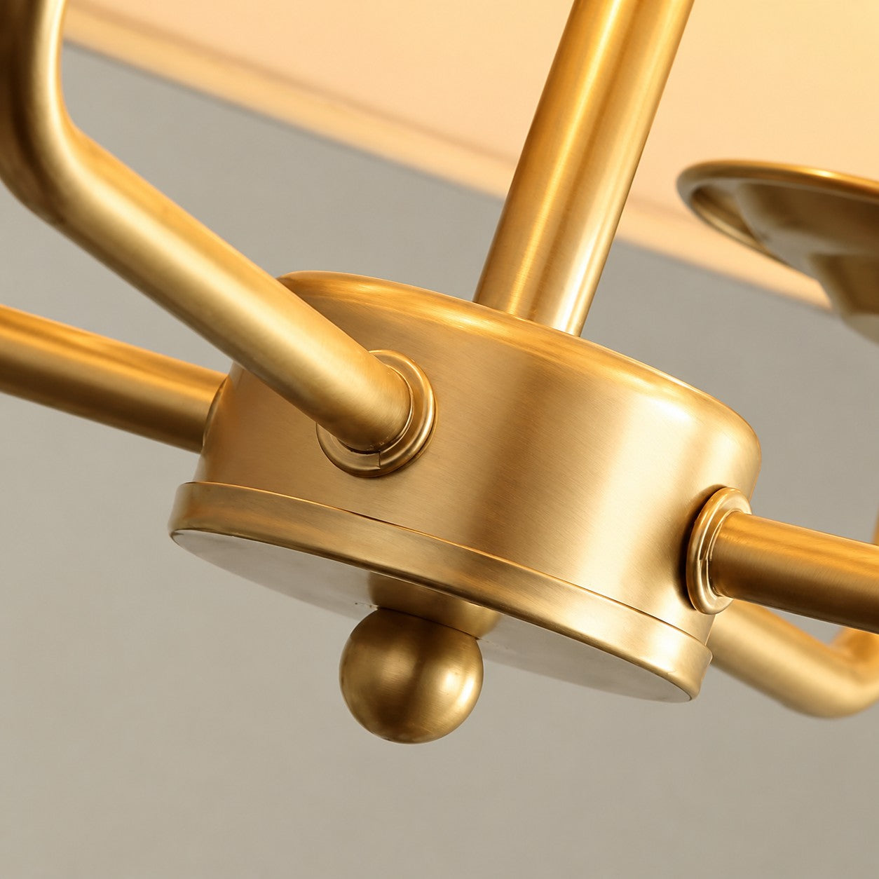 Tela Stoffschirm-Kronleuchter mit geschwungenem Arm-Design und Leinen-Schirmen - Metall Vintage-Stil für Esszimmer | Souliia