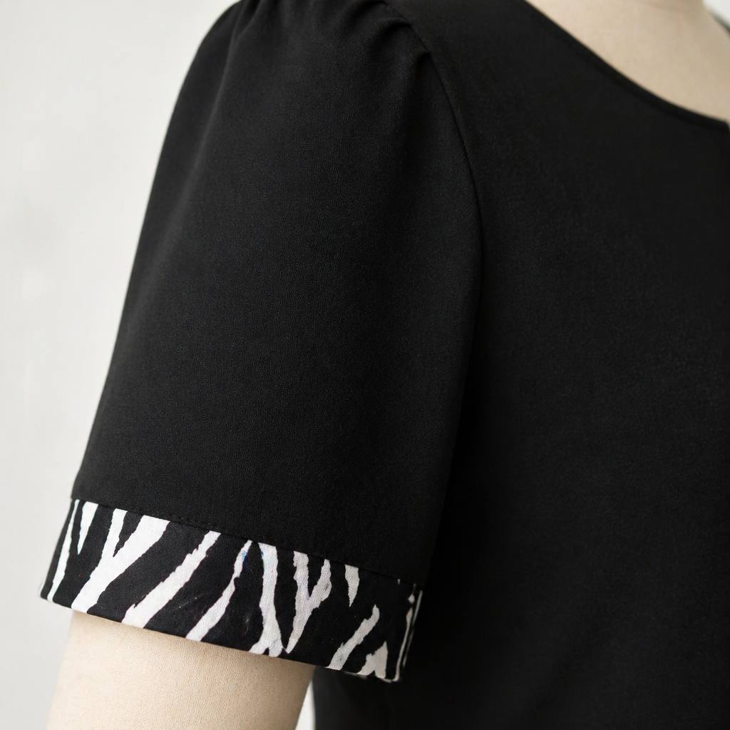 VeraNite – Robe longue audacieuse à motifs patchwork zébrés avec détail rouge - Souliia