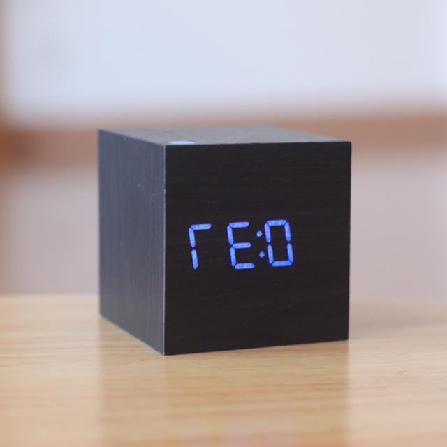Ceas digital modern din lemn — Design minimalist cu blocuri