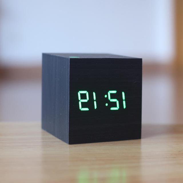 Ceas digital modern din lemn — Design minimalist cu blocuri