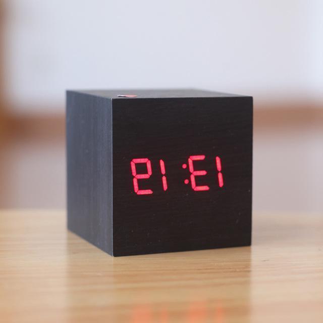 Ceas digital modern din lemn — Design minimalist cu blocuri