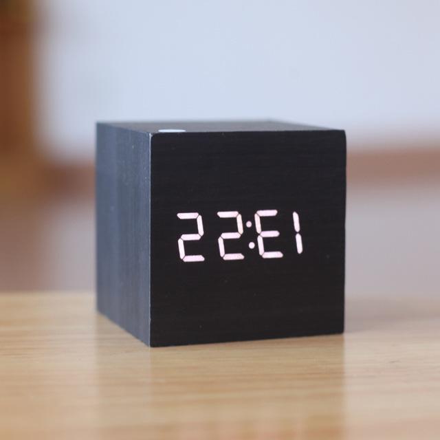 Ceas digital modern din lemn — Design minimalist cu blocuri