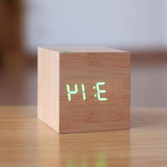 Ceas digital modern din lemn — Design minimalist cu blocuri