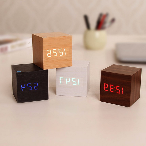 Ceas digital modern din lemn — Design minimalist cu blocuri