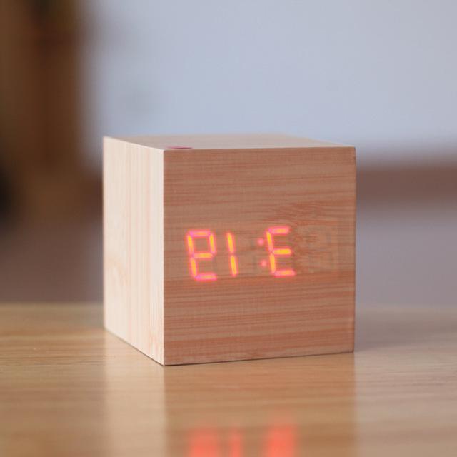 Ceas digital modern din lemn — Design minimalist cu blocuri