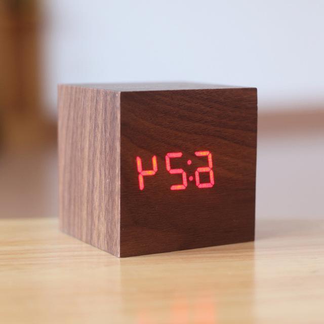 Ceas digital modern din lemn — Design minimalist cu blocuri