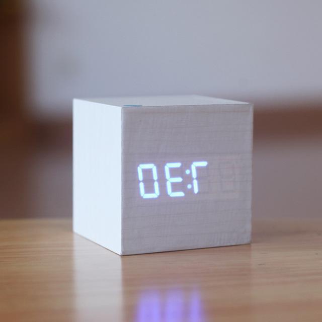 Ceas digital modern din lemn — Design minimalist cu blocuri