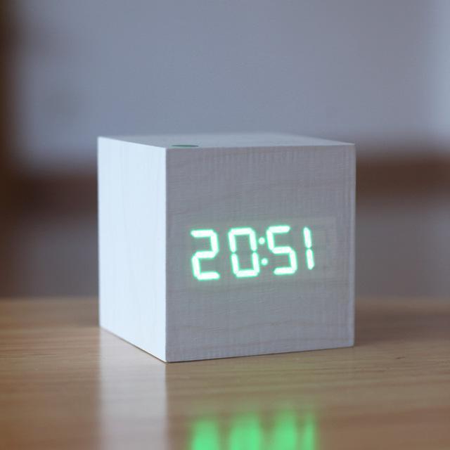 Ceas digital modern din lemn — Design minimalist cu blocuri