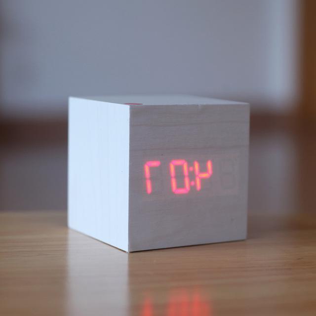 Ceas digital modern din lemn — Design minimalist cu blocuri