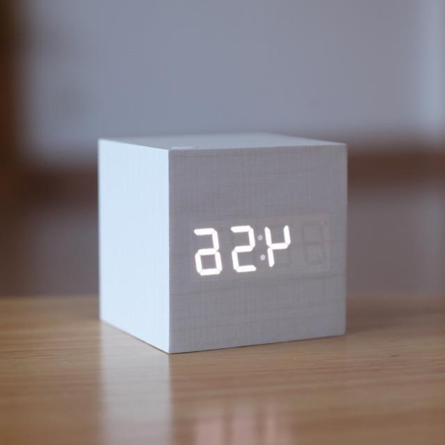 Ceas digital modern din lemn — Design minimalist cu blocuri